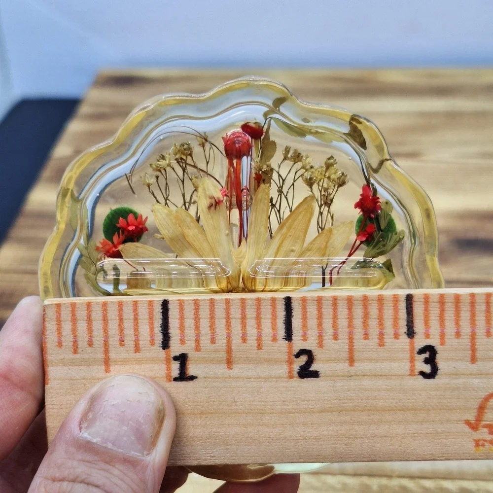 Lot of 2 Vintage Daisies Lucite Coasters Real‎ Pressed Flowers Hippie McM Ribbed